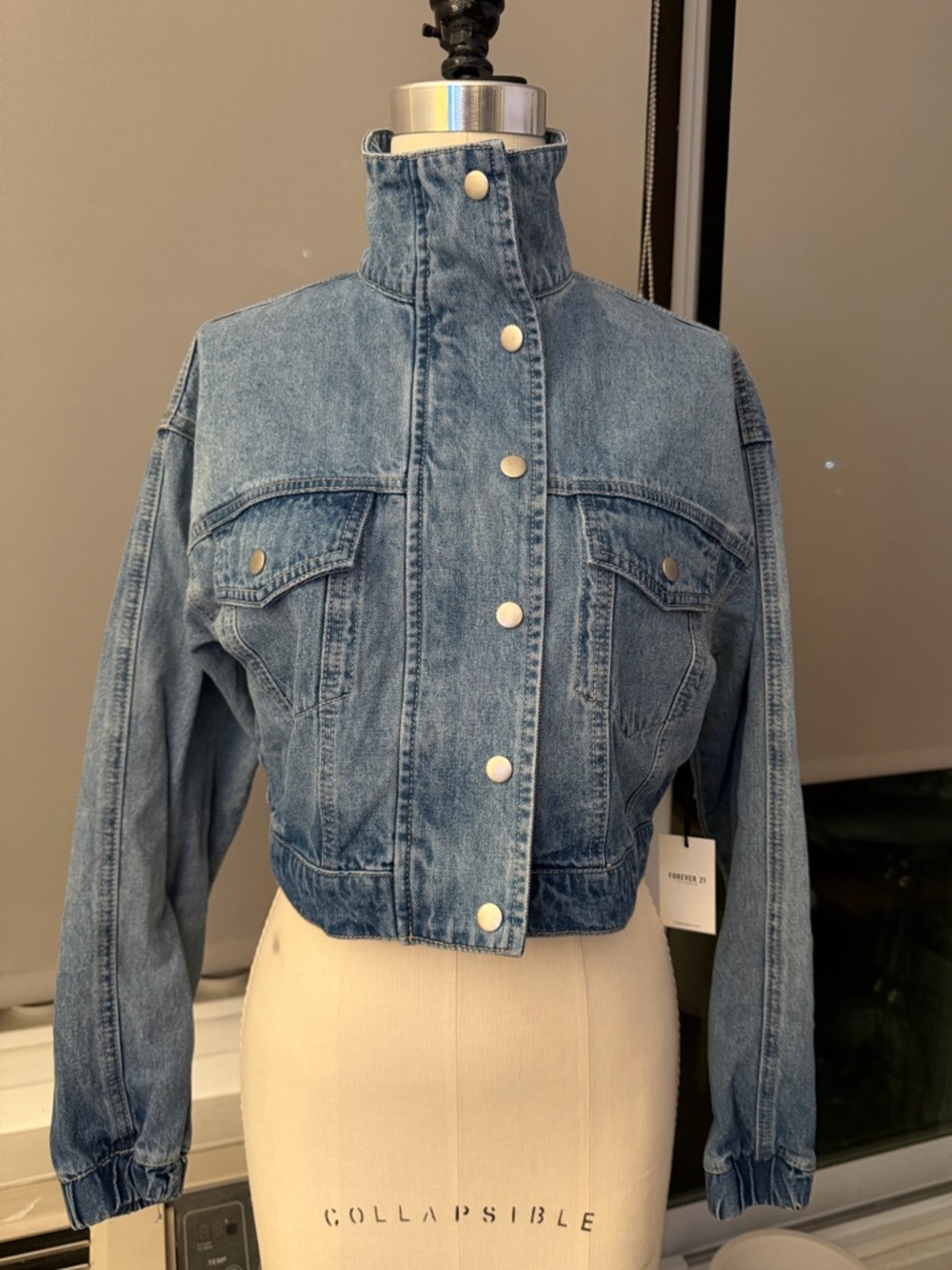 NWT FOREVER 21 size XS Cropped Denim Jacket with High Collar